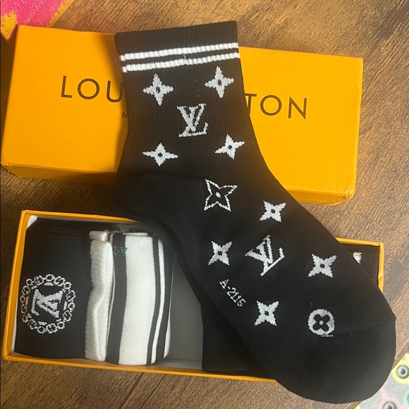 Louis Vuitton Black and White Socks Set - Picture 3 of 3